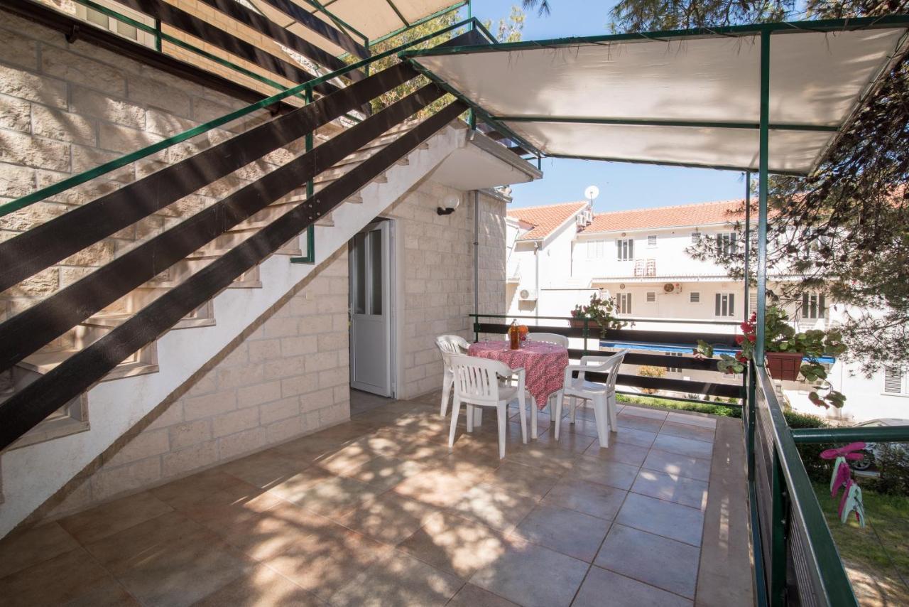 Apartments Pinija Supetar Exterior photo