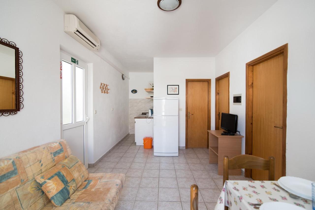Apartments Pinija Supetar Exterior photo
